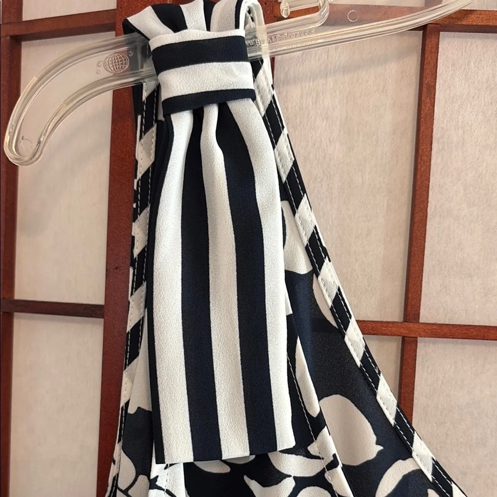 Cabi Floral Navy and White Women's Top with stripe shoulder detail. size XXL - Picture 4 of 8